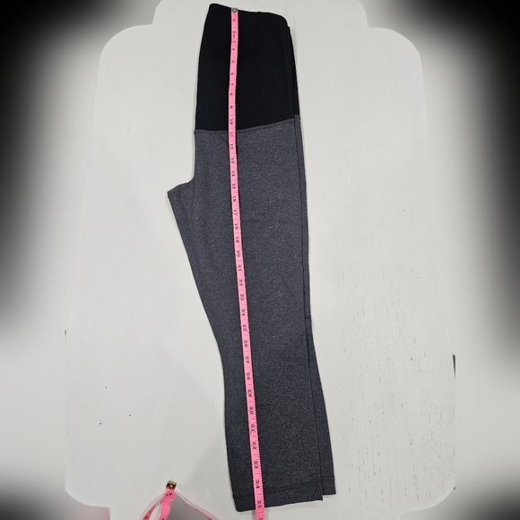 Ingrid & Isabel Active Capri Maternity Pants Leggings Over Belly. Size Med Grey - Picture 5 of 6